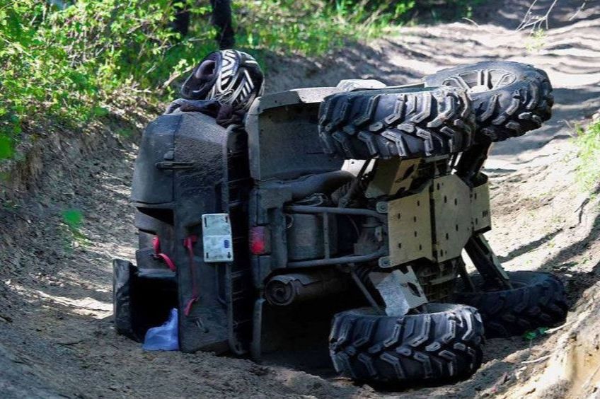 Kvad sletio sa ceste u Zvorniku, povrijeđeni mladić i djevojka