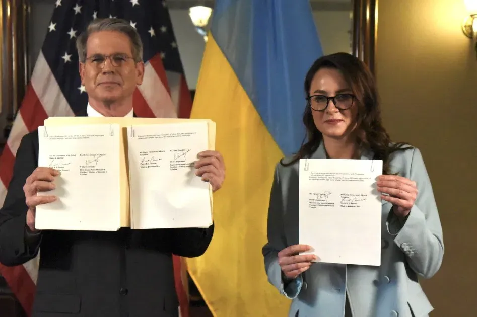 SAD i Ukrajina potpisali historijski sporazum o mineralima