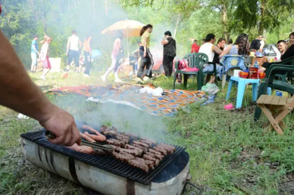 Fotka PORODIČNOG "PRVOG MAJA" na kojoj se FAMILIJA POTUKLA ODMAH NAKON ŠTO SE IZLJUBILA JE HIT