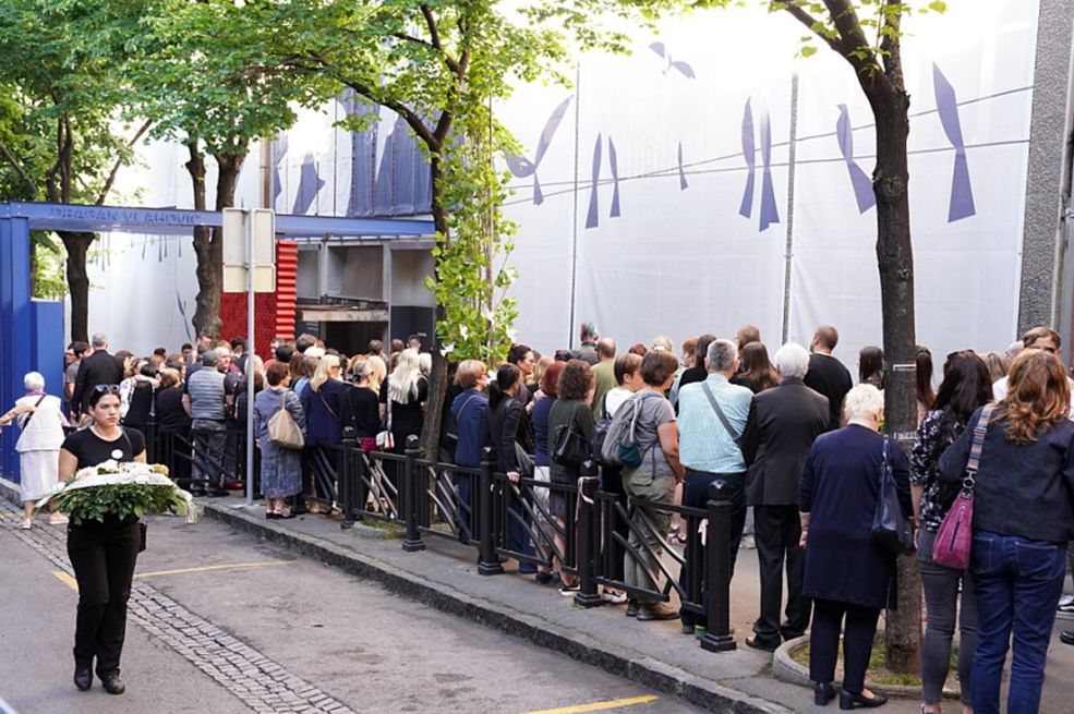 Potresne scene ispred "Ribnikara", kolone ljudi čekaju da se upišu u knjigu žalosti