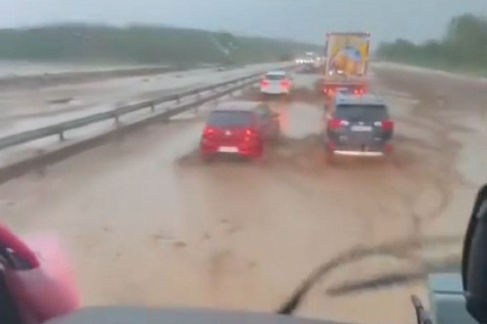 Sablasne scene u regionu: Vozila se probijaju kroz potop (VIDEO)