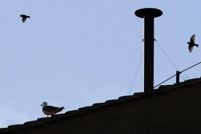 Kardinali glasaju već oko sat vremena: Svi gledaju u dimnjak