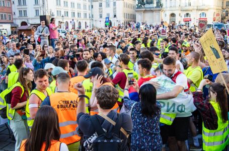 Srbija gori iznutra: Dok Vučić ide Putinu na noge studenti preuzimaju ulogu opozicije