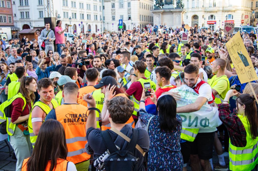 Srbija gori iznutra: Dok Vučić ide Putinu na noge studenti preuzimaju ulogu opozicije