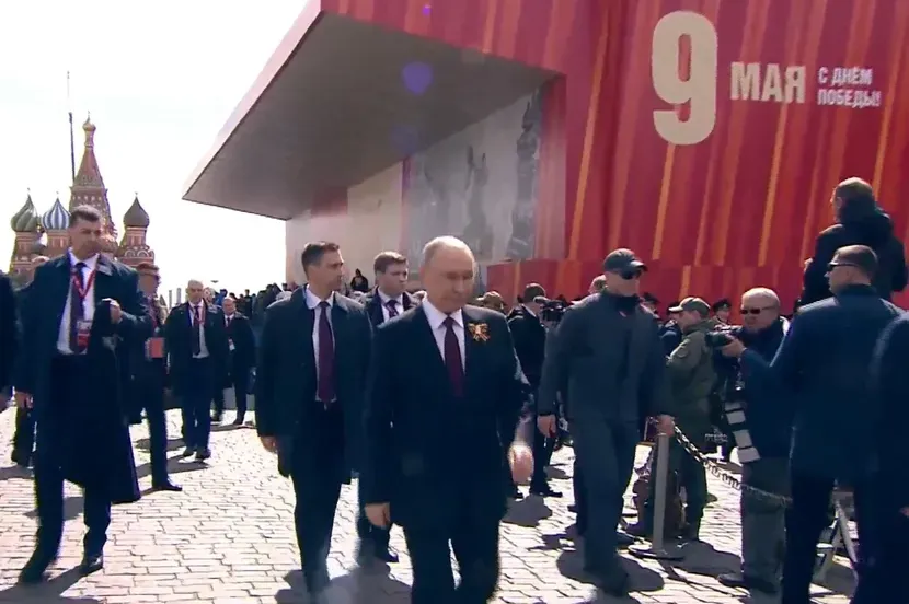 Putinov tjelohranitelj viđen kako na Paradi nosi misteriozan crni predmet: Otkriveno o čemu se radi