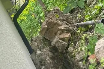Građani Mahmutovca u strahu: Stijena pala na porodičnu kuću