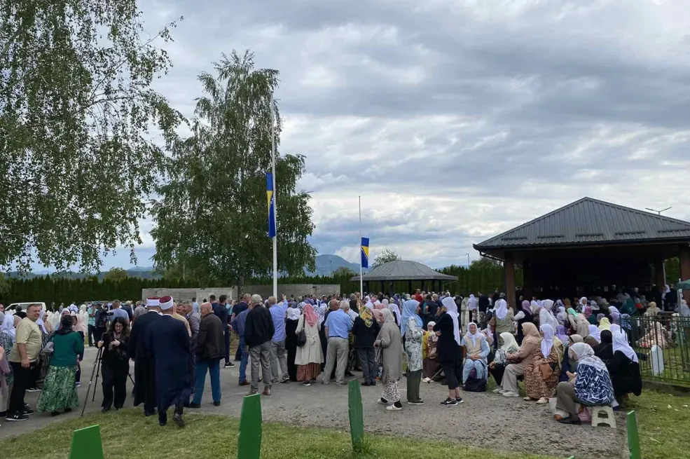 Dženaza bratunačkim žrtava, među njima i šestomjesečna beba: Sada bar znam gdje su kosti moje kćerke