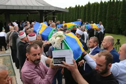 Klanjana dženaza i obavljen ukop za pet bratunačkih žrtava: Ramiz Salkić ukopao brata Hamdiju