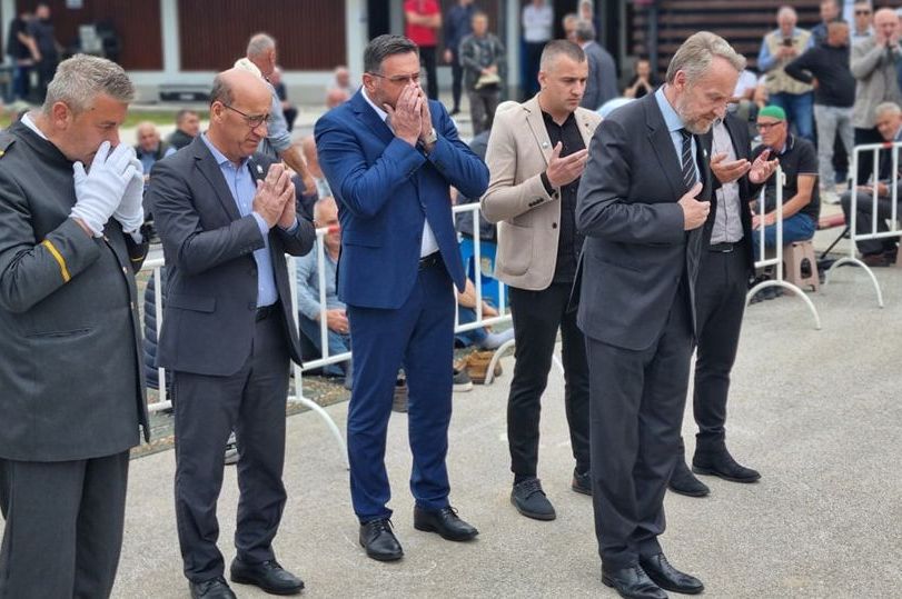 Izetbegović klanjao dženazu za pet žrtava agresije u Bratuncu: Među njima beba i brat Ramiza Salkića