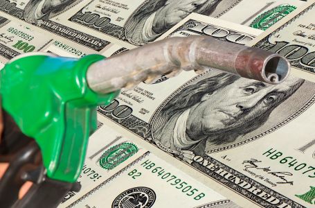 Dolar oslabio, cijene nafte pale