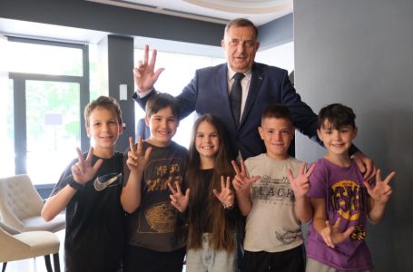 NAKON FIJASKA U DOBOJU, DODIK ISKORISTIO DJECU: S podignuta tri prsta mu zamijenili...