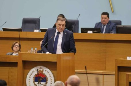ŠTA LAŽETE: Dodik uznemireno lupao po govornici dok je pričao o tome ko je kome podređen