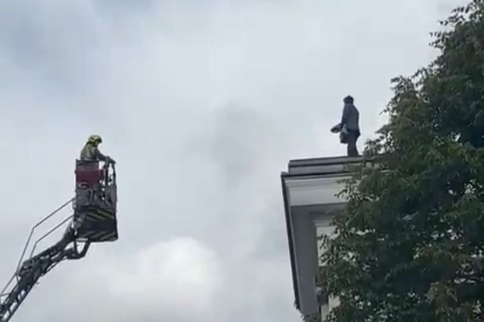 Slovenački poslanik prijetio da će skočiti sa krova skupštine (VIDEO)