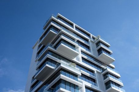 Dječak (2) preživio pad s 15. sprata nebodera