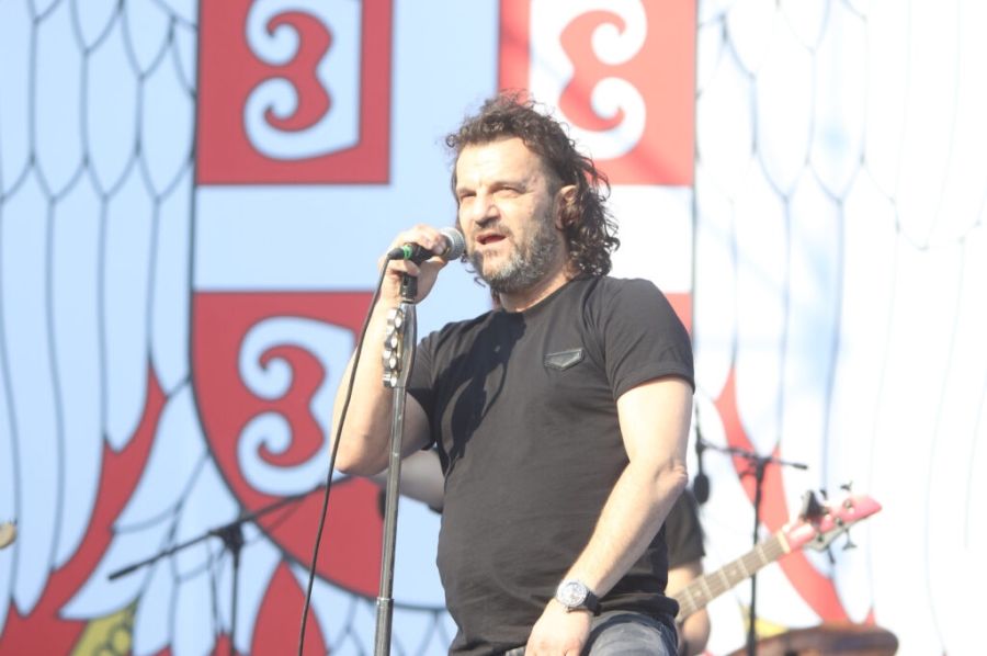 DOK NEKI ČOVJEK, U BIJELIM RUKAVICAMA, NEPOMIČNO STOJI: Aca Lukas pokušao animirati Vučićevu publiku