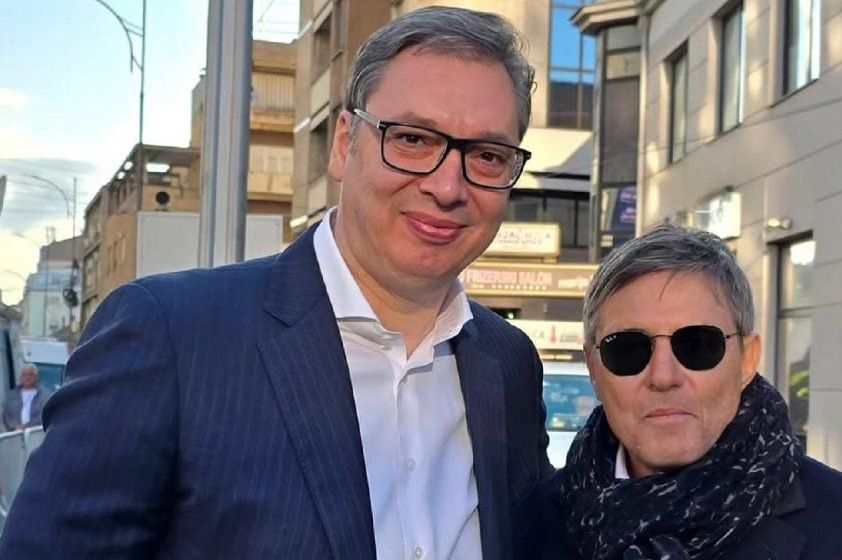 Piksi šutio dok su studente gazili, hapsili i prebijali, sad je ponosno stao pred Vučića