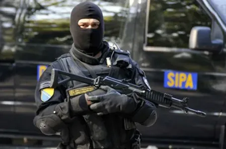 „Uhvaćeni dok su pokušavali prevesti migrante u EU: SIPA razotkrila mrežu krijumčara!“