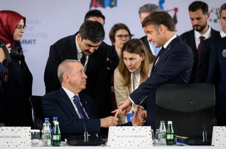 SNIMAK KRUŽI INTERNETOM: Evo kako su se rukovali Erdogan i Macron, srednji prst ostao zarobljen