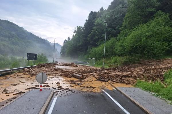 Klizišta se aktivirala, ulice poplavile: Pogledajte posljedice velikog nevremena u Sloveniji