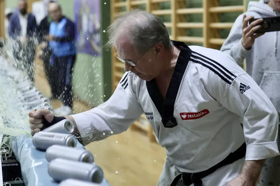 Britanci pišu o Bosancu s čeličnom šakom: Penzioner koji rukom lomi bejzbol palice i beton!