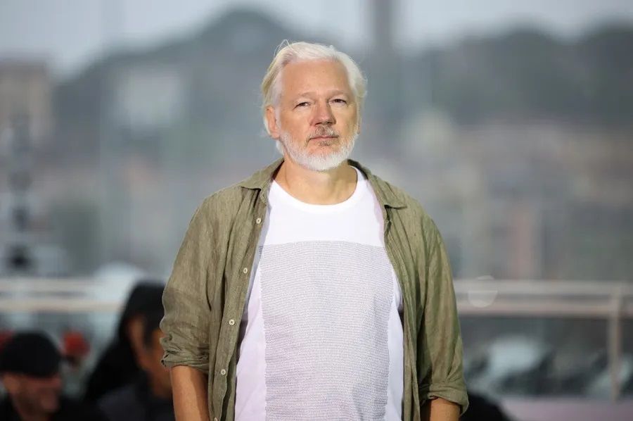 Julian Assange u majici s imenima ubijene djece Gaze na crvenom tepihu