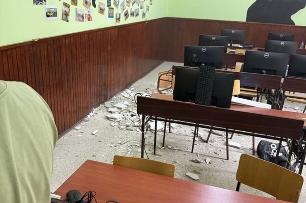 Dio plafona pao u Gimnaziji u Srbiji: Učenica povrijeđena na času (VIDEO)