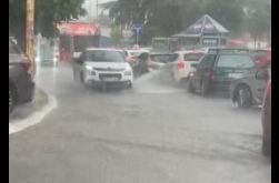 Rijeka vode se sliva niz put u ovom gradu u Srbiji: Automobili i pješaci zarobljeni