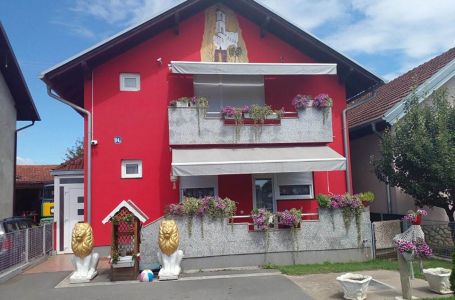 Kuća u Gradišci postala hit: Na fasadi Ostrog, A TEK DA VIDITE DVORIŠTE(FOTO)