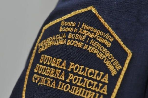 Teško povrijeđen sudski policajac u Živinicama
