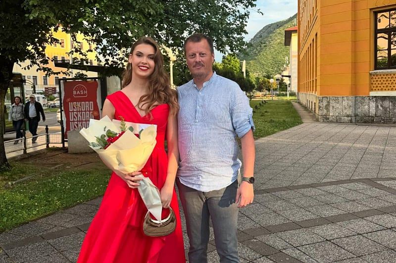 Lana Pudar završila srednju školu, pogledajte kako je izgledala na maturskoj večeri