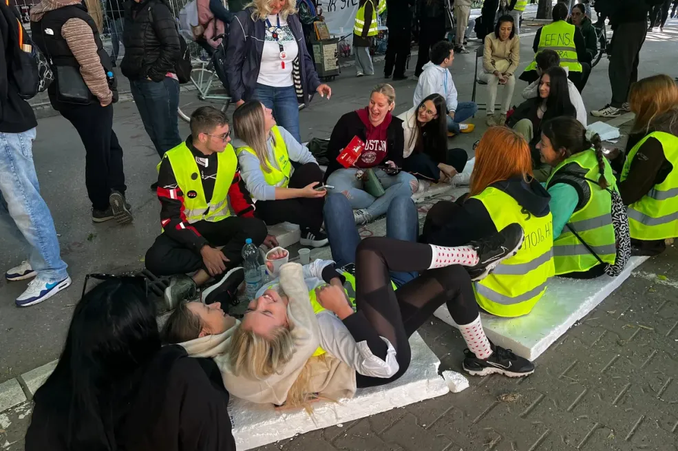 Protesti u Novom Sadu i Nišu: Studenti i opozicija zajedno pred sudom, hoće li doći do dogovora?