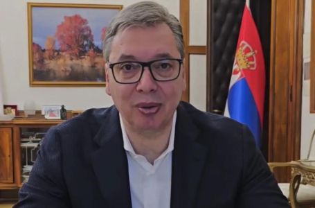 Kad pomisliš da ne može bizarnije: Vučić se snima dok jede sardine bez luka i ima važnu poruku za...