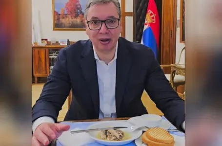 Bizarno da ne može bizarnije: Vučić se snima dok jede sardine bez luka i ima važnu poruku (VIDEO)