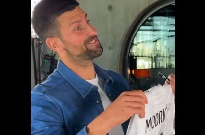 ĐOKOVIĆ NA POKLON DOBIO MODRIĆEV DRES: Pogledajte kako je reagovao (VIDEO)