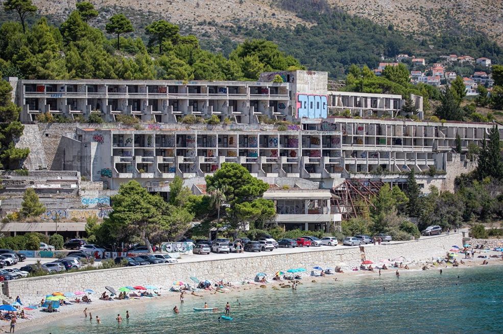 "Jugoslovenski Havaji" danas tužna uvala napuštenih hotela (FOTO)
