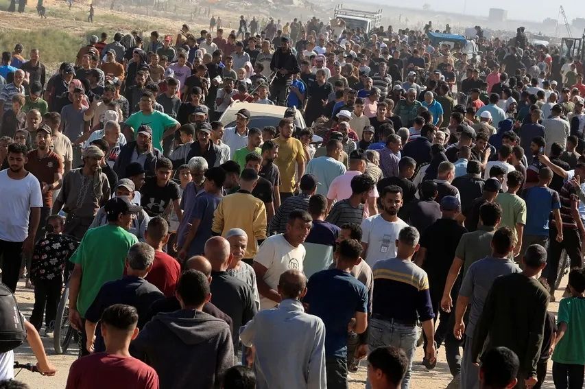 Humanitarna pomoć napokon stigla u Gazu: Hiljade Palestinaca pohrlile po hranu