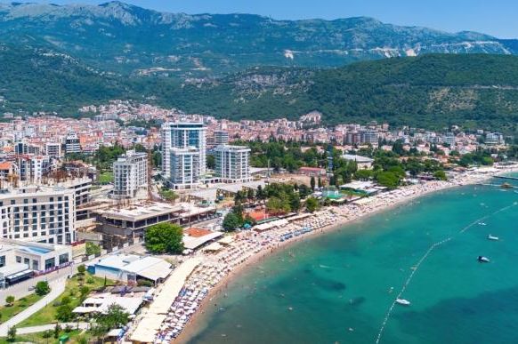 Uznemirujući snimak pada Novosađanke tokom parasejlinga u Budvi