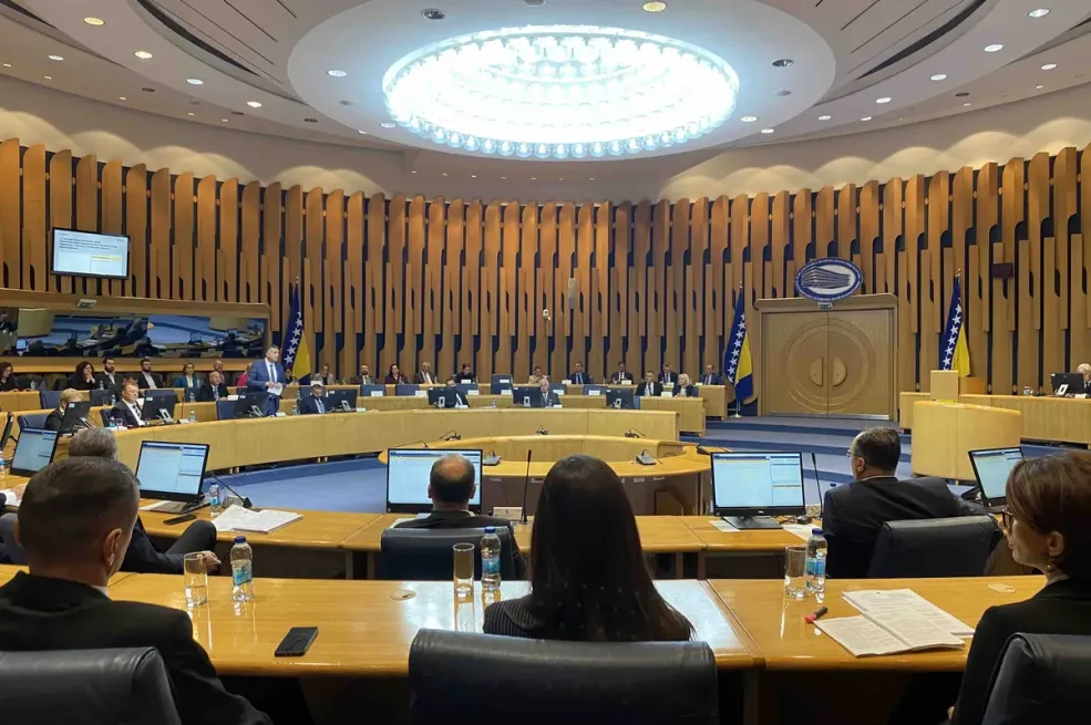 Skandal u Domu naroda – osam izaslanika napustilo sjednicu zbog smjena ministara!