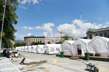 Mali maturanti prošli pravo kroz Ćacilend – i imali su jaku poruku za Vučića