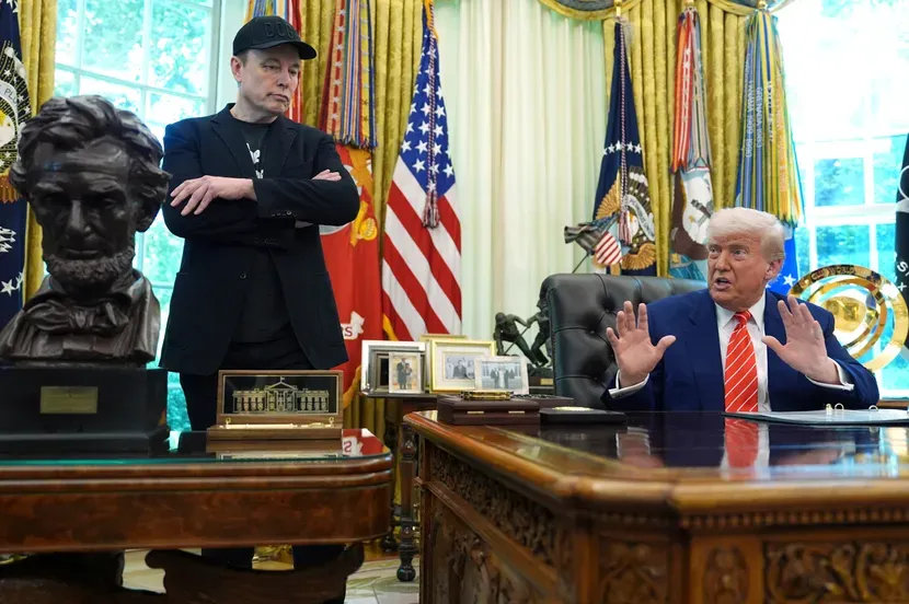 Mask se u Bijeloj kući pored Trampa pojavio sa masnicom ispod oka: Ovo je njegovo objašnjenje