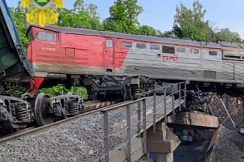 Dvije nesreće u Rusiji: Obrušio se nadvožnjak na voz u pokretu, srušio se i željeznički most
