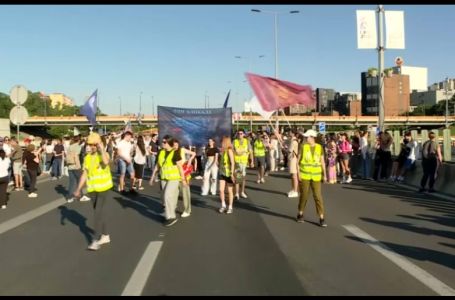 U 30 GRADOVA SRBIJE POČELI VELIKI PROTESTI: Blokirani mostovi, saobraćaj obustavljen