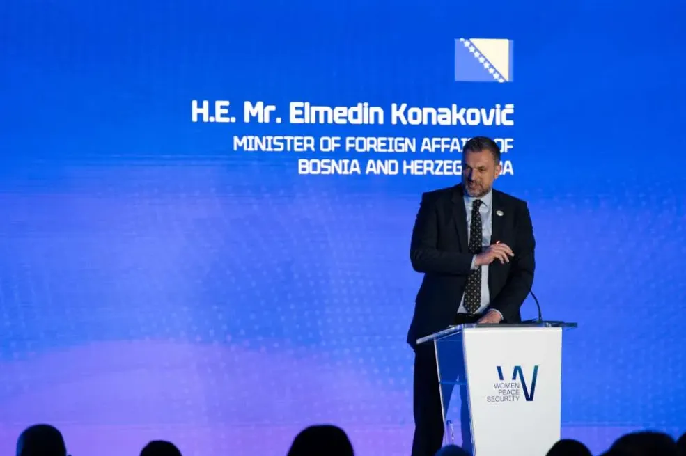 Savjetnik Cvijanović: Zastava BiH pored zastave nepostojeće države