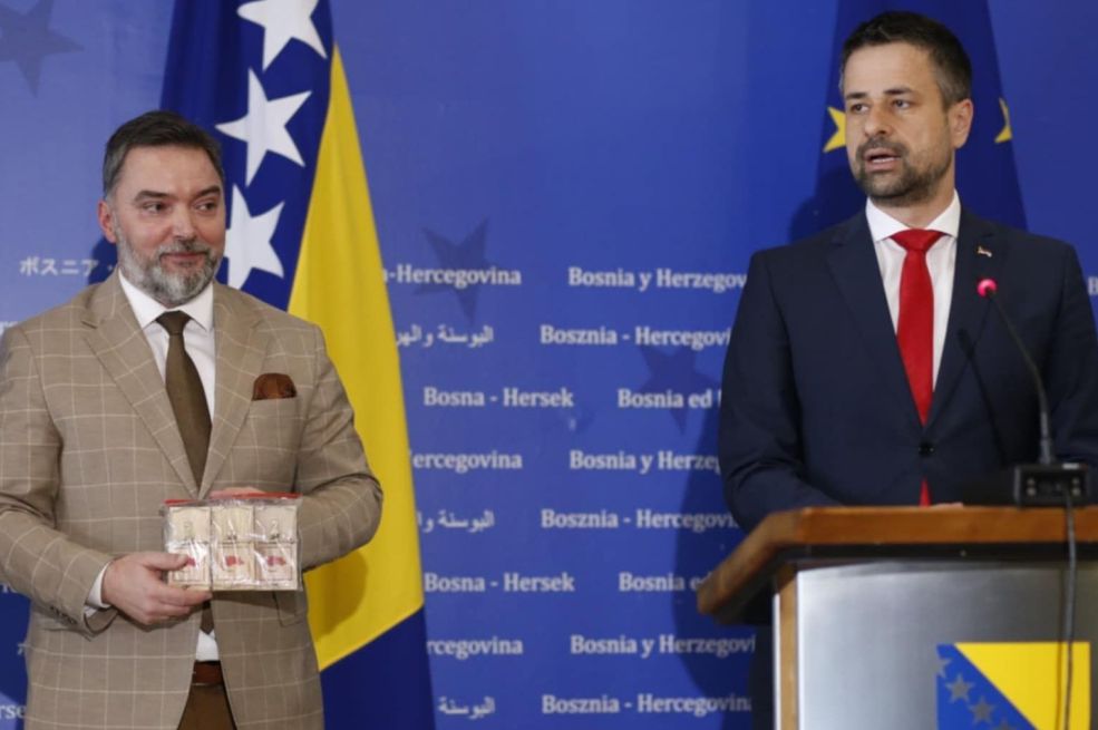 Košarac na sjednicu donio mišolovku, pa iznio žestoke optužbe na račun Sarajeva - Naoružavaju se