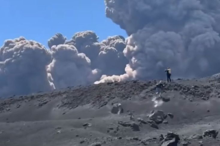 Eruptirao vulkan Etna, ljudi panično bježali: "Bili smo dva koraka udaljeni"
