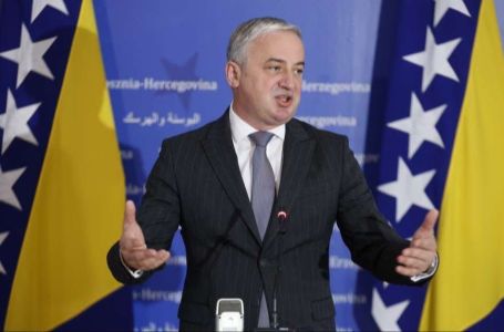 Borenović o blokadama: SNSD mora prihvatiti da ide u opoziciju