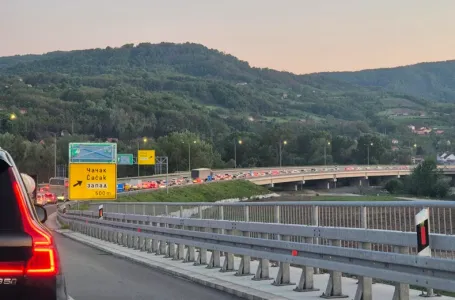 Teška saobraćajna nesreća kod Batajnice: Osoba ispala iz vozila i u besvjesnom stanju