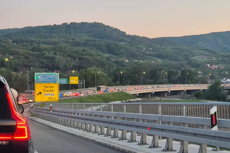 Teška saobraćajna nesreća kod Batajnice: Osoba ispala iz vozila i u besvjesnom stanju