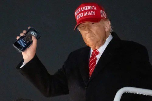 Trump slučajno otkrio ekran telefona pred novinarima: Vidi se i od koga je dobio poruku