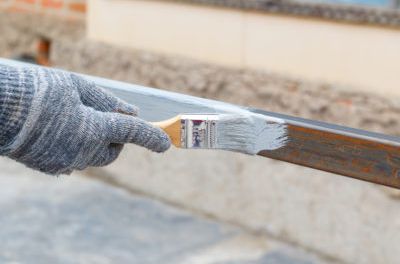 Zaboravite četku: Trik sa sunđerom oduševio sve – farbanje ograde nikad nije bilo ovako brzo i čisto